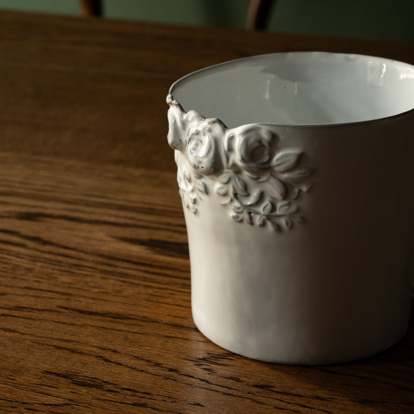 Carron Paris XL Rose tumbler showing flower detail and rim of tumbler.