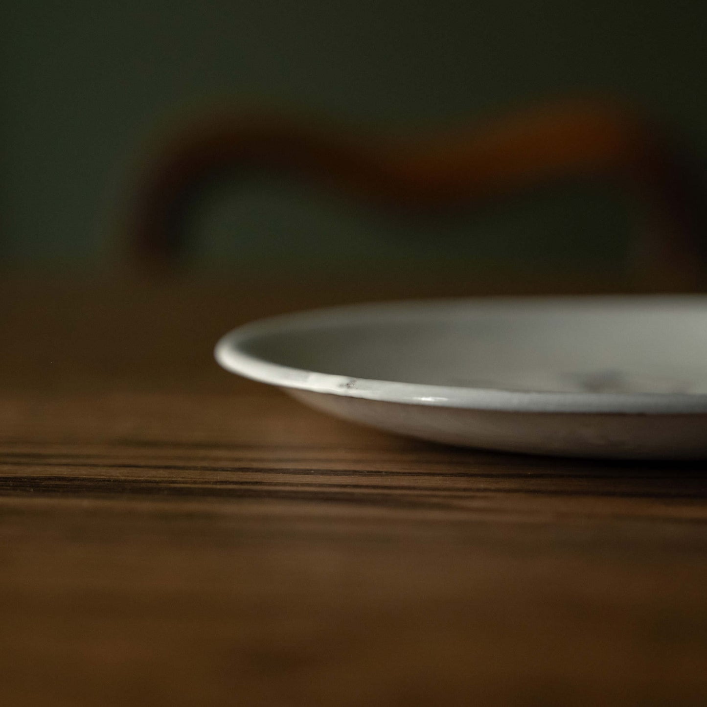 Side profile of Carron Paris white Dancer plate