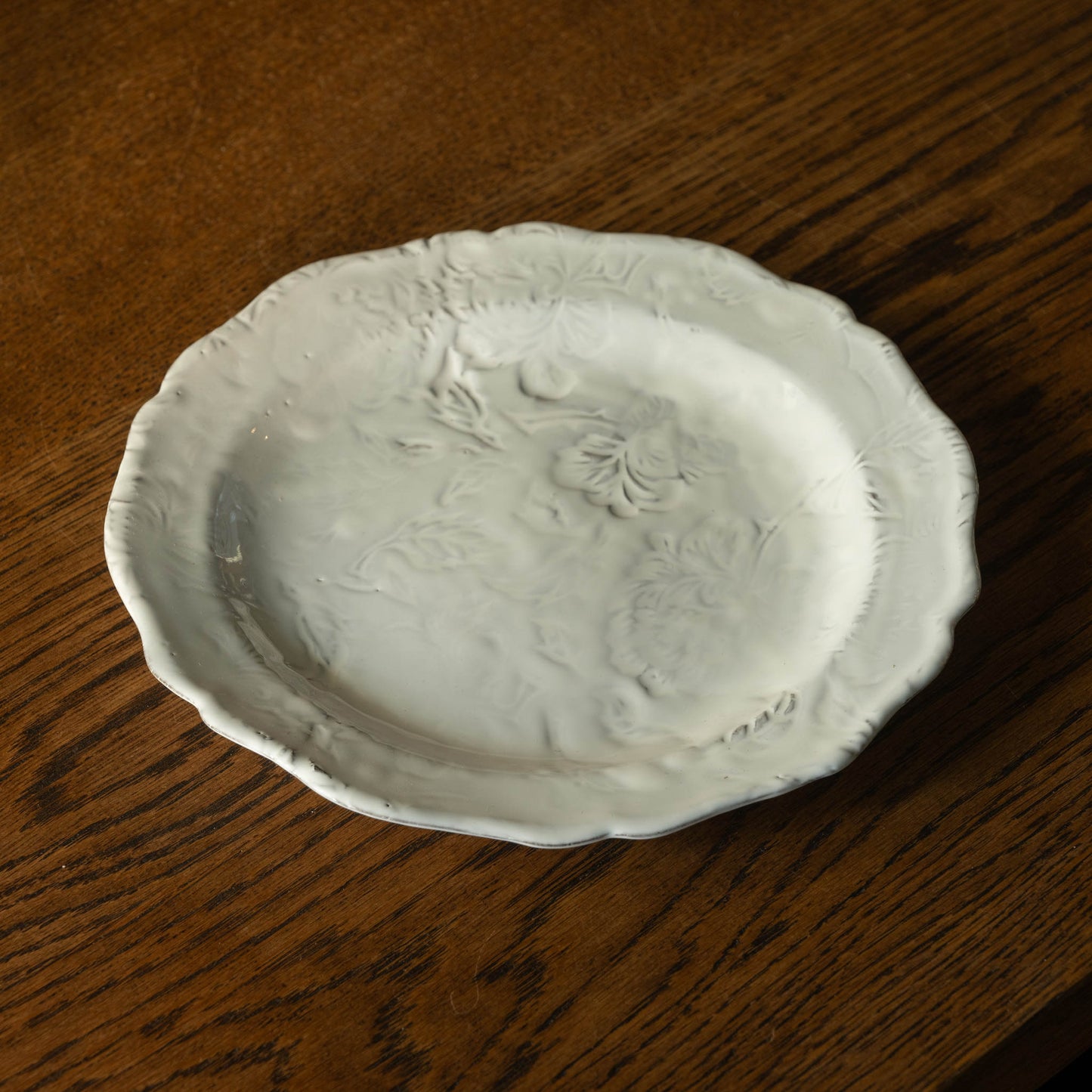 Carron Paris Pivoine Chiseled plate with a peony design motif.