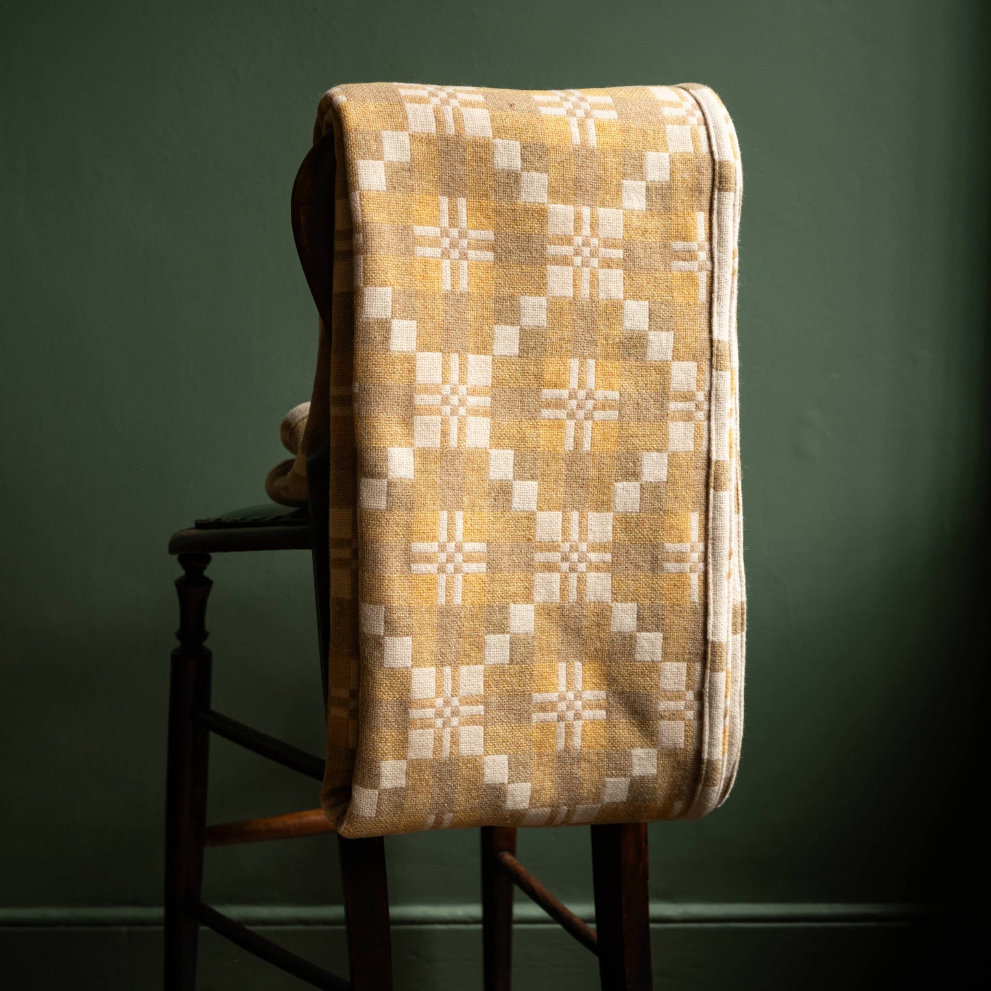 Reverse side of Melin Tregwynt St Davids Cross Welsh Blanket in Traeth colourway.