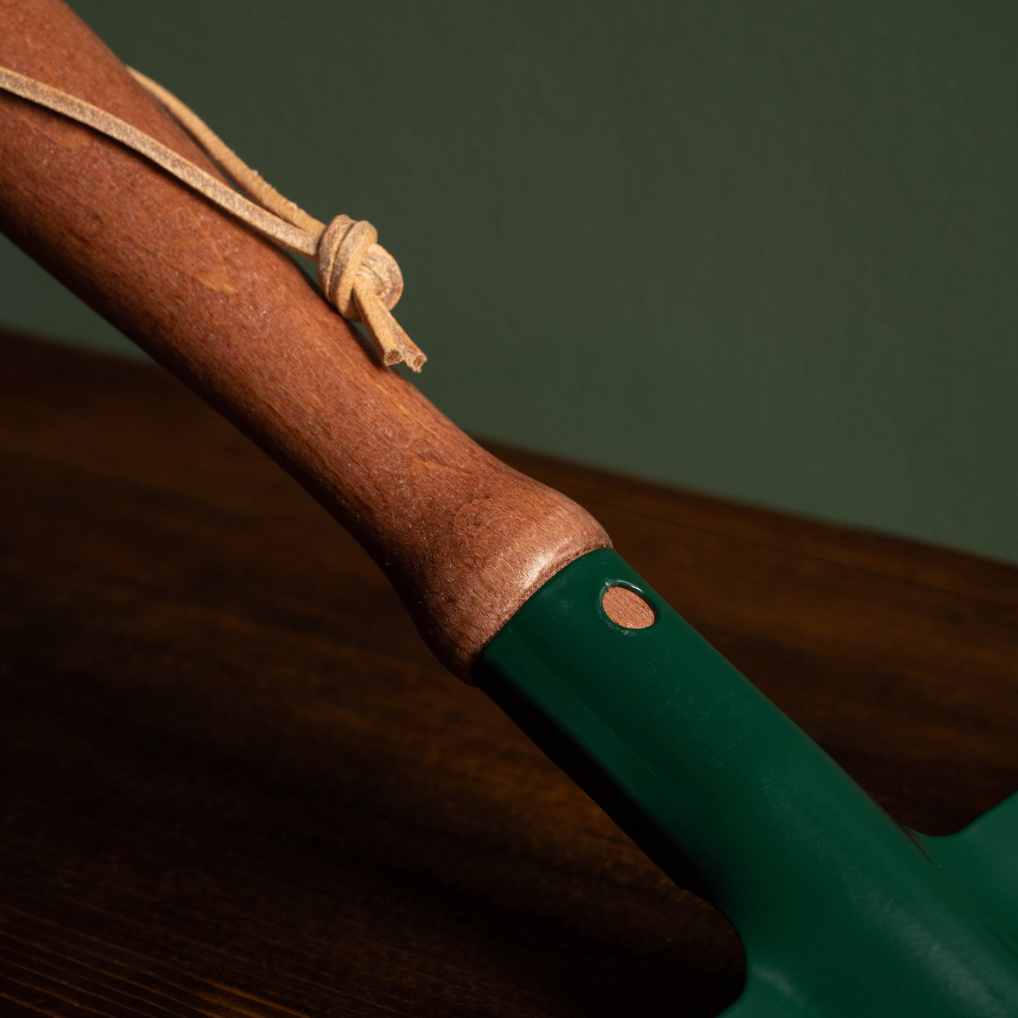 Redecker Moss Green Steel Dustpan Handle