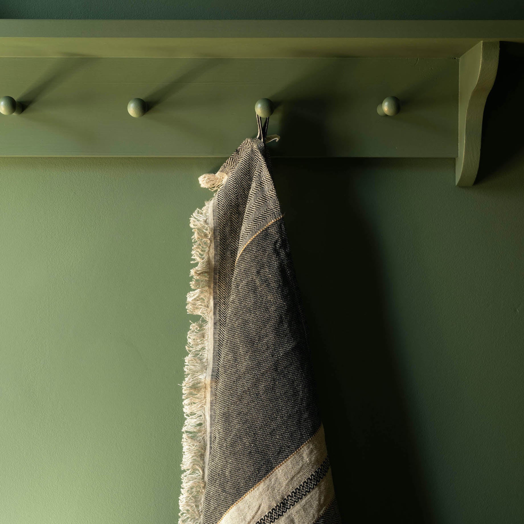 Libeco Belgian Linen Guest Towel in Tack Stripe colourway hanging up on peg rail