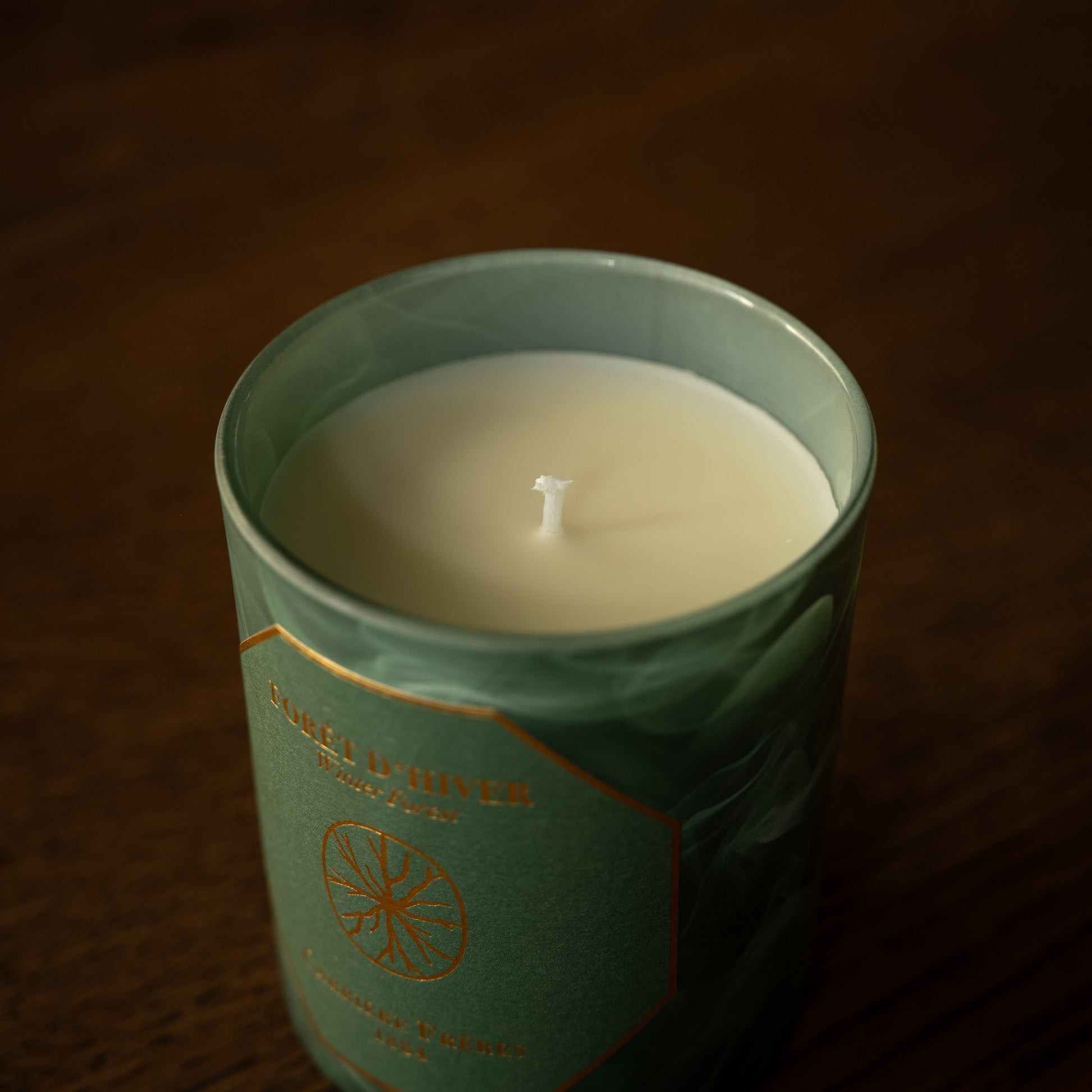 Organic rapeseed wax and cotton wick of Carrière Frères Winter Forest scented candle.