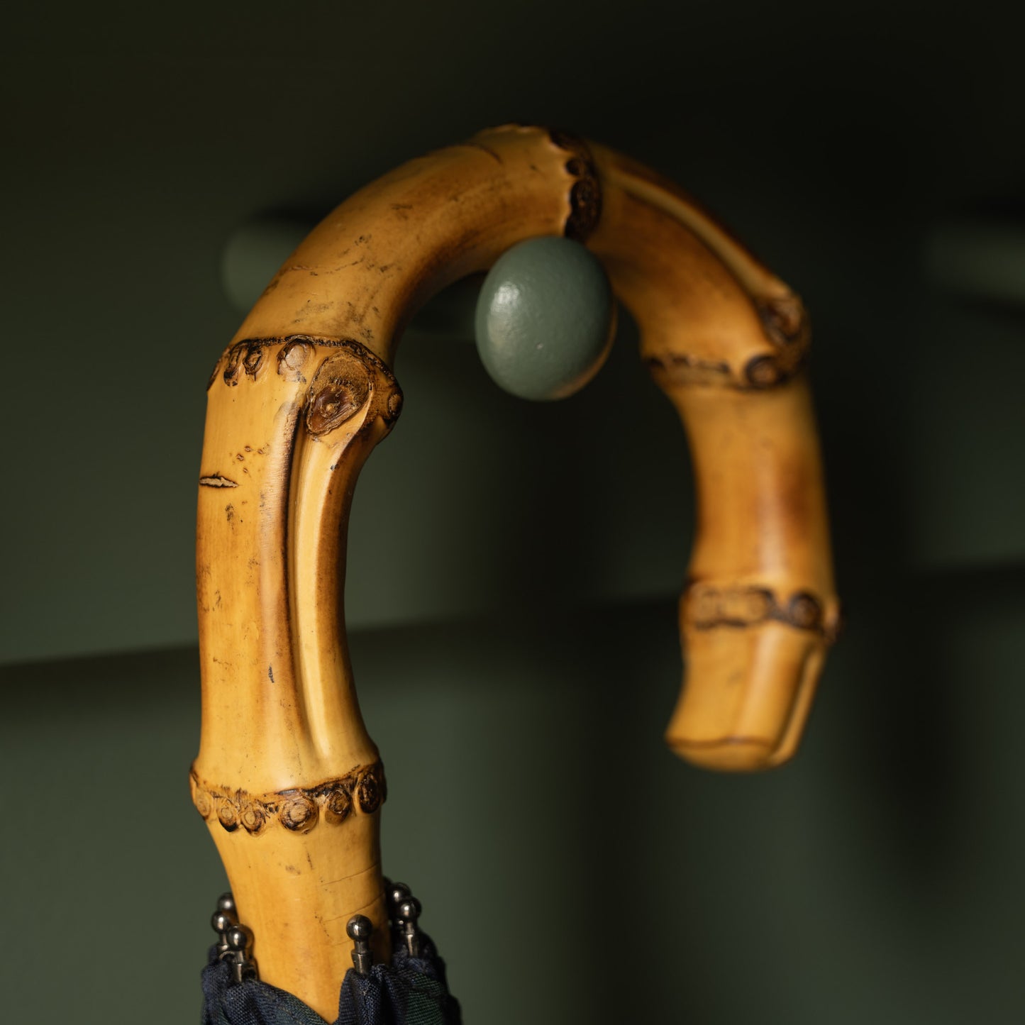 Fox Umbrellas decorative bamboo umbrella handle. 