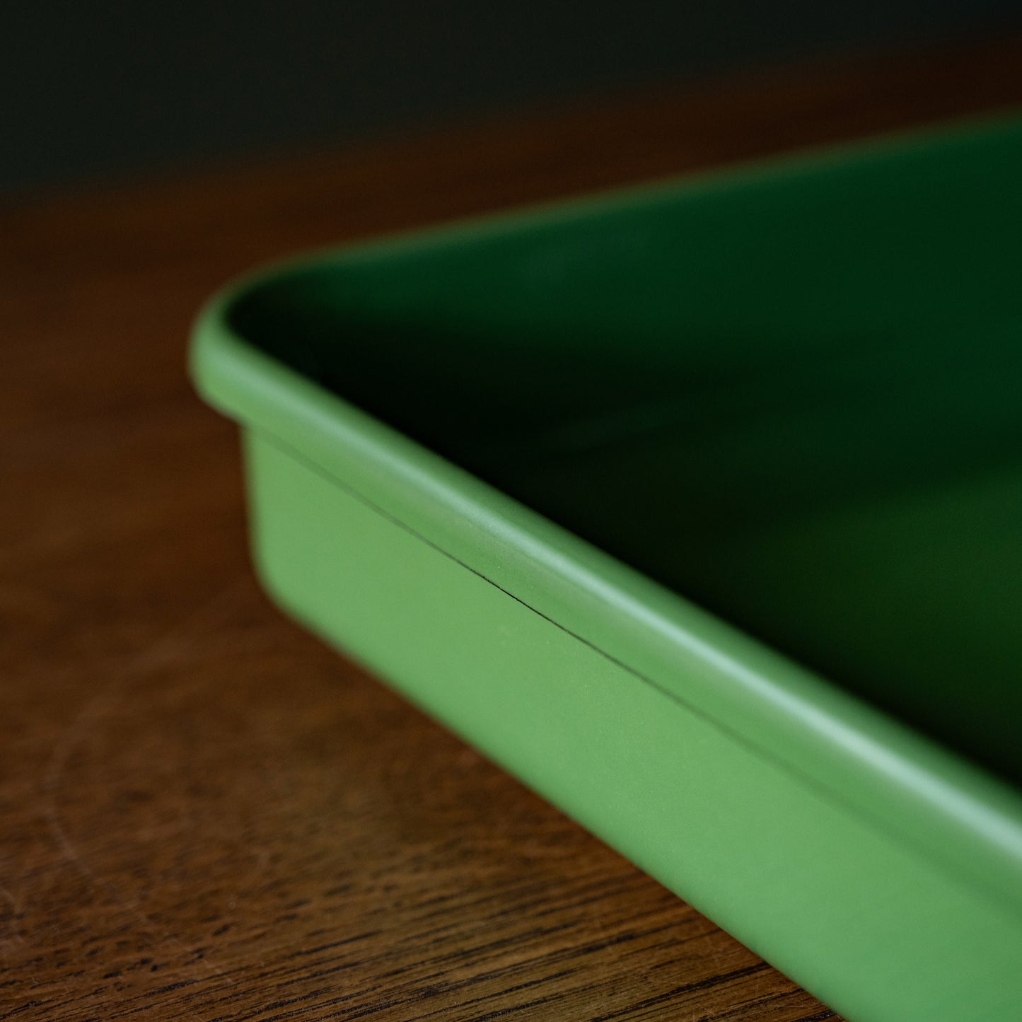 Side depth detail of green enamel rectangular baking tray