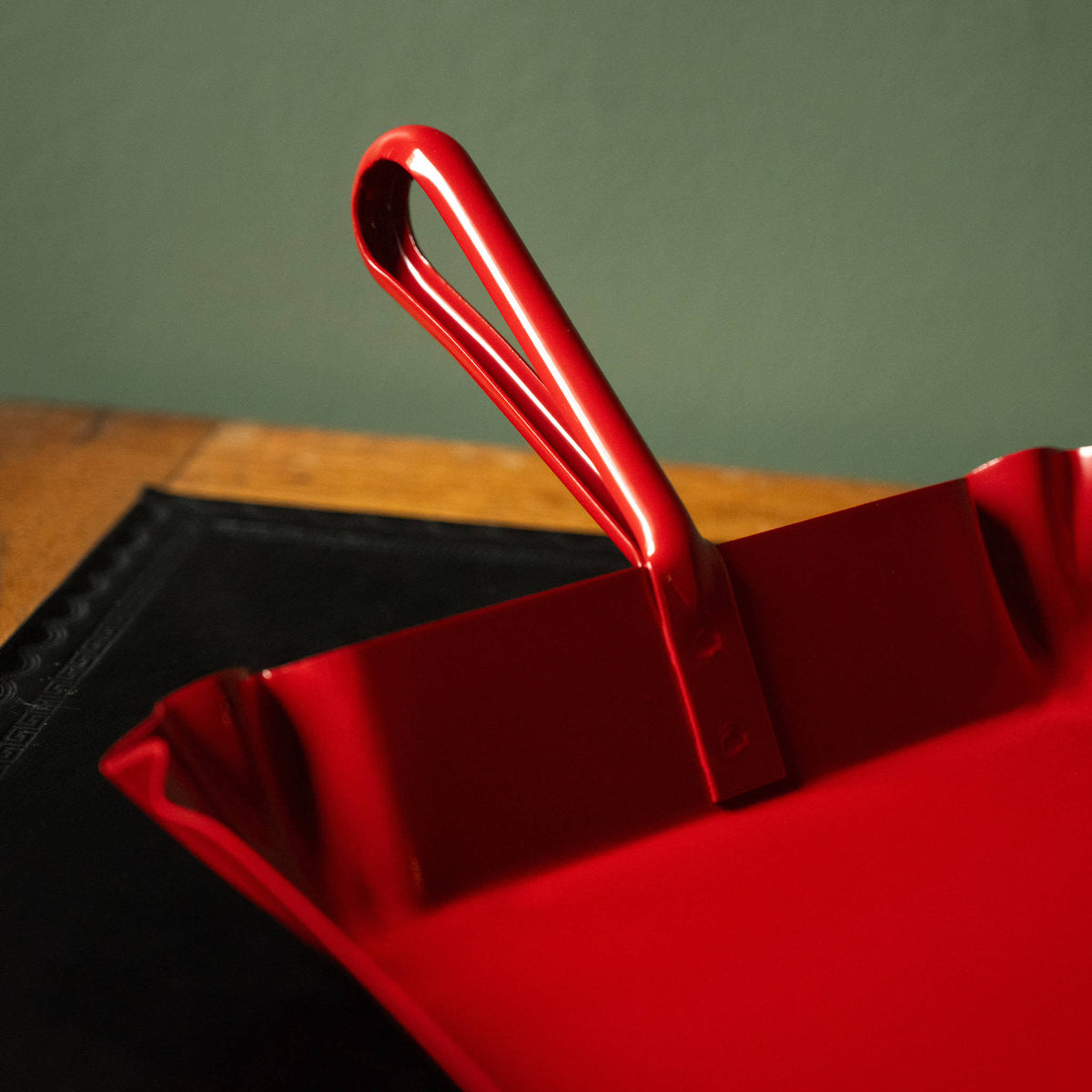 Handle of Iris Hantverk Red Metal Dustpan