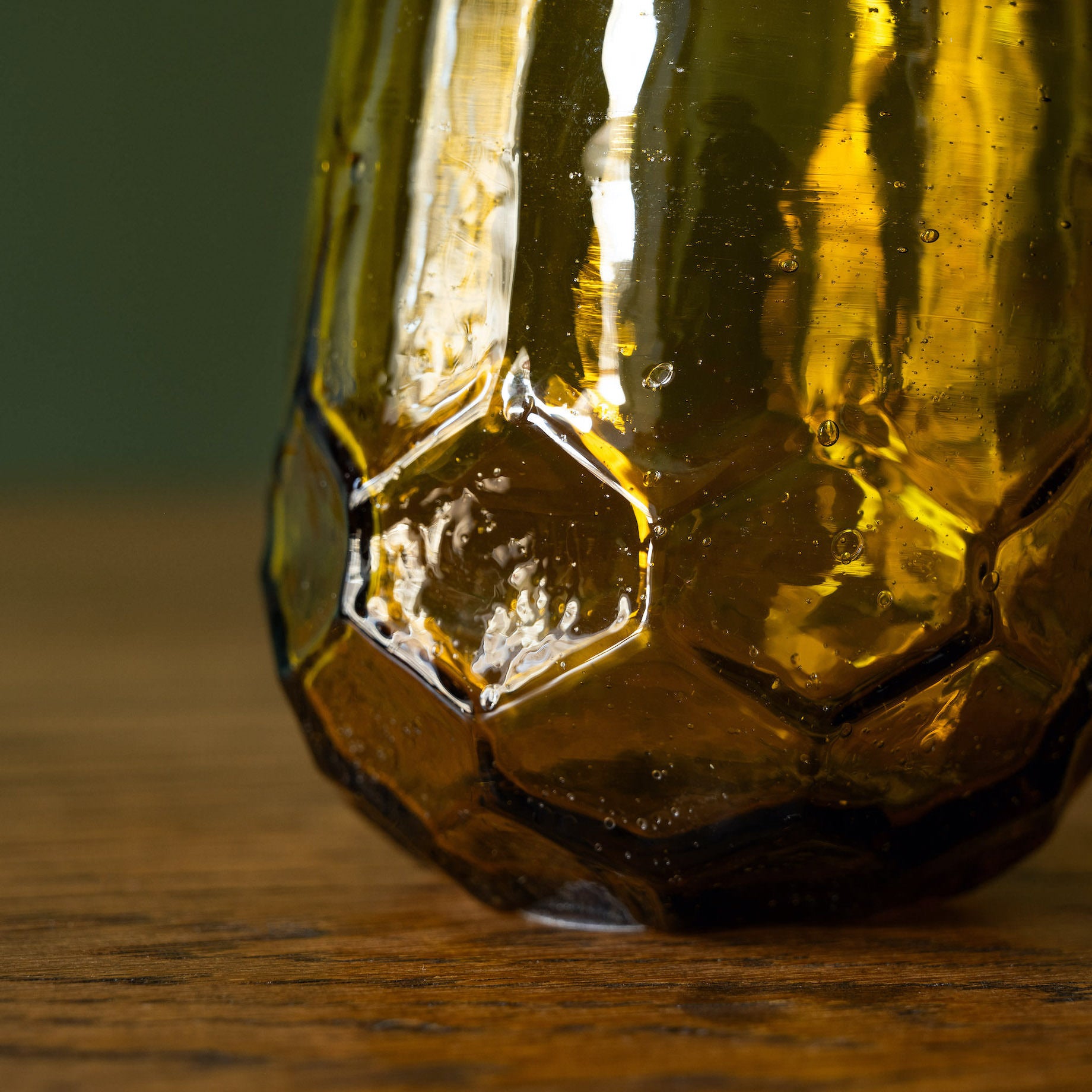 Honeycomb design of La Soufflerie Melissa glass tumbler. 