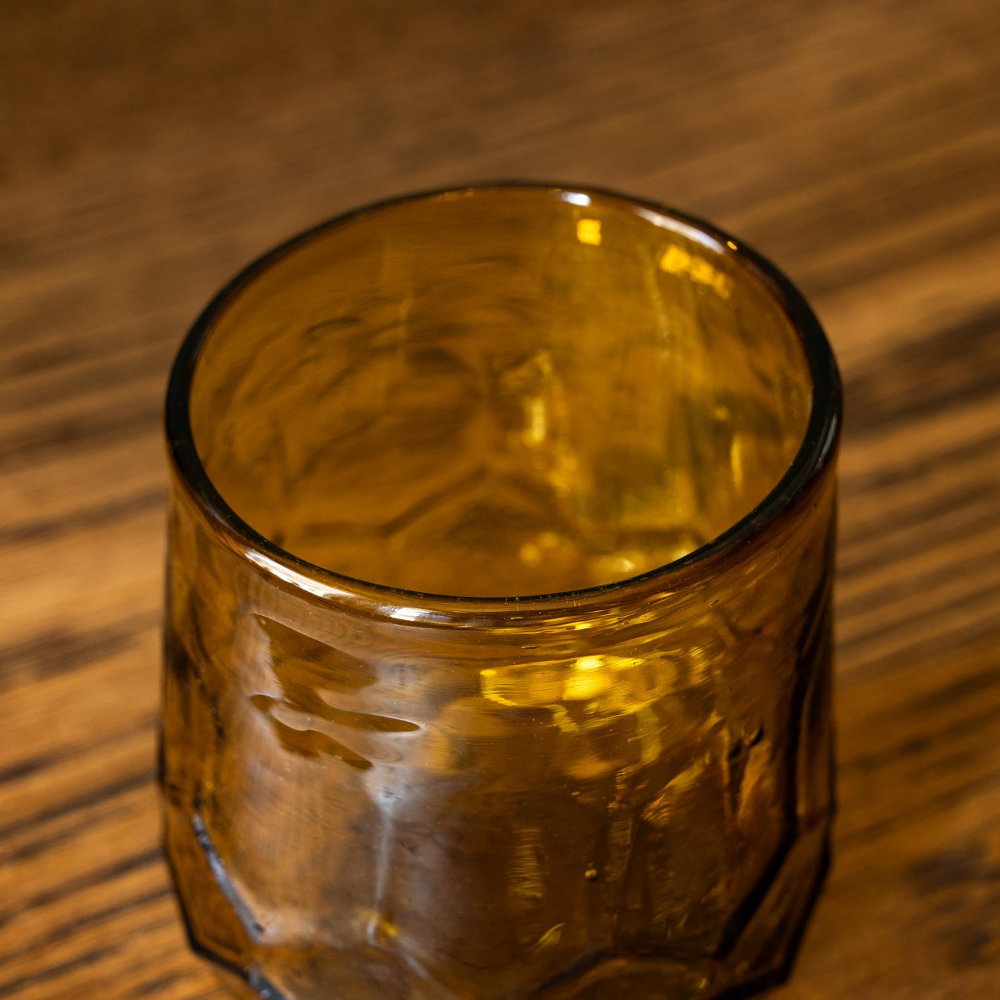 Rim and top view of Melissa La Soufflerie amber glass tumbler. 