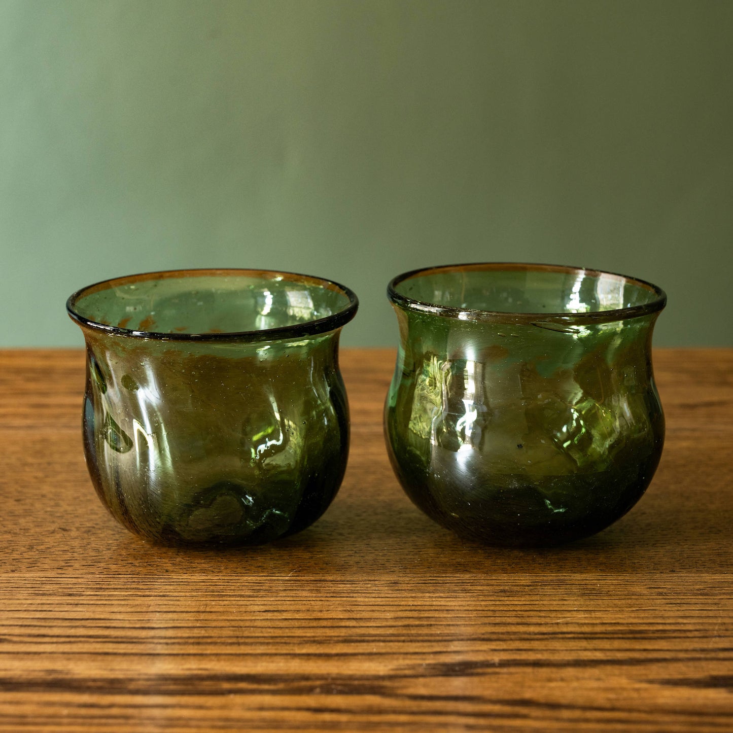 Pair of La Soufflerie Pocula tumbler in dark green recycled glass. 