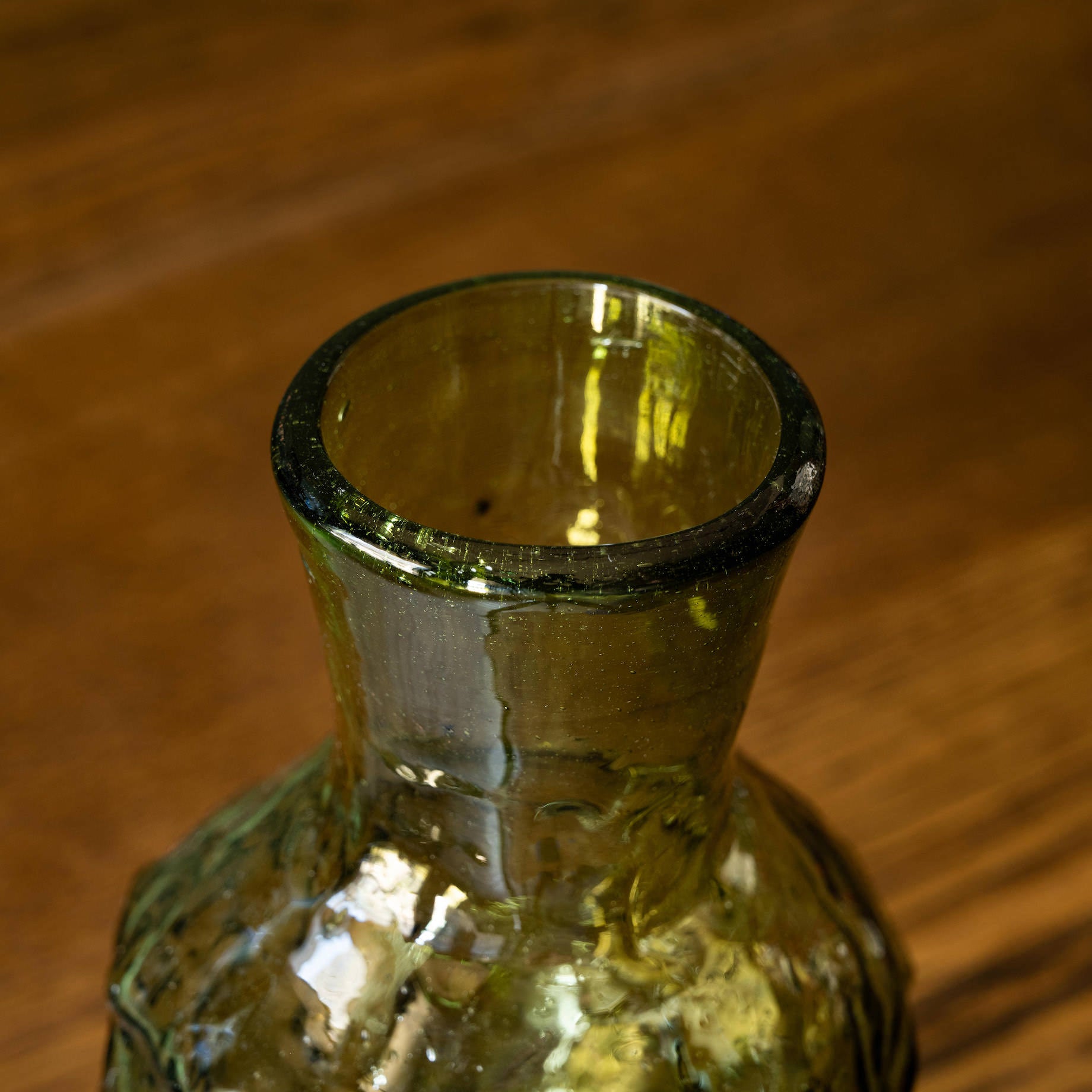 Neck and opening of La Soufflerie Roma Droit vase in dark green recycled glass. 
