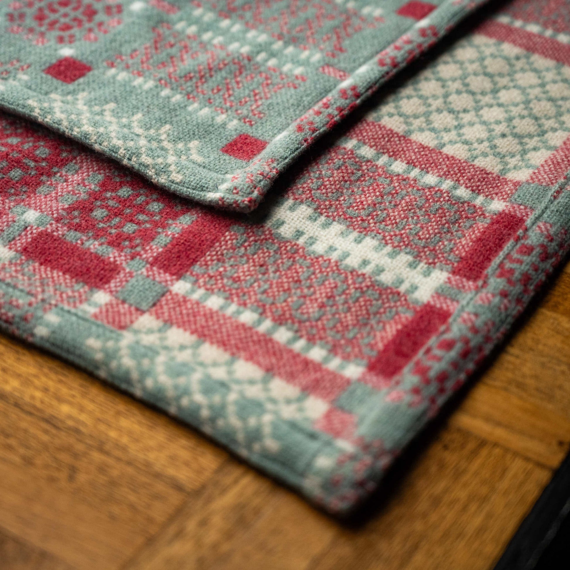 Weave and hem detail of Melin Tregwynt Knot Garden Welsh Blanket in Rhiwob colourway.