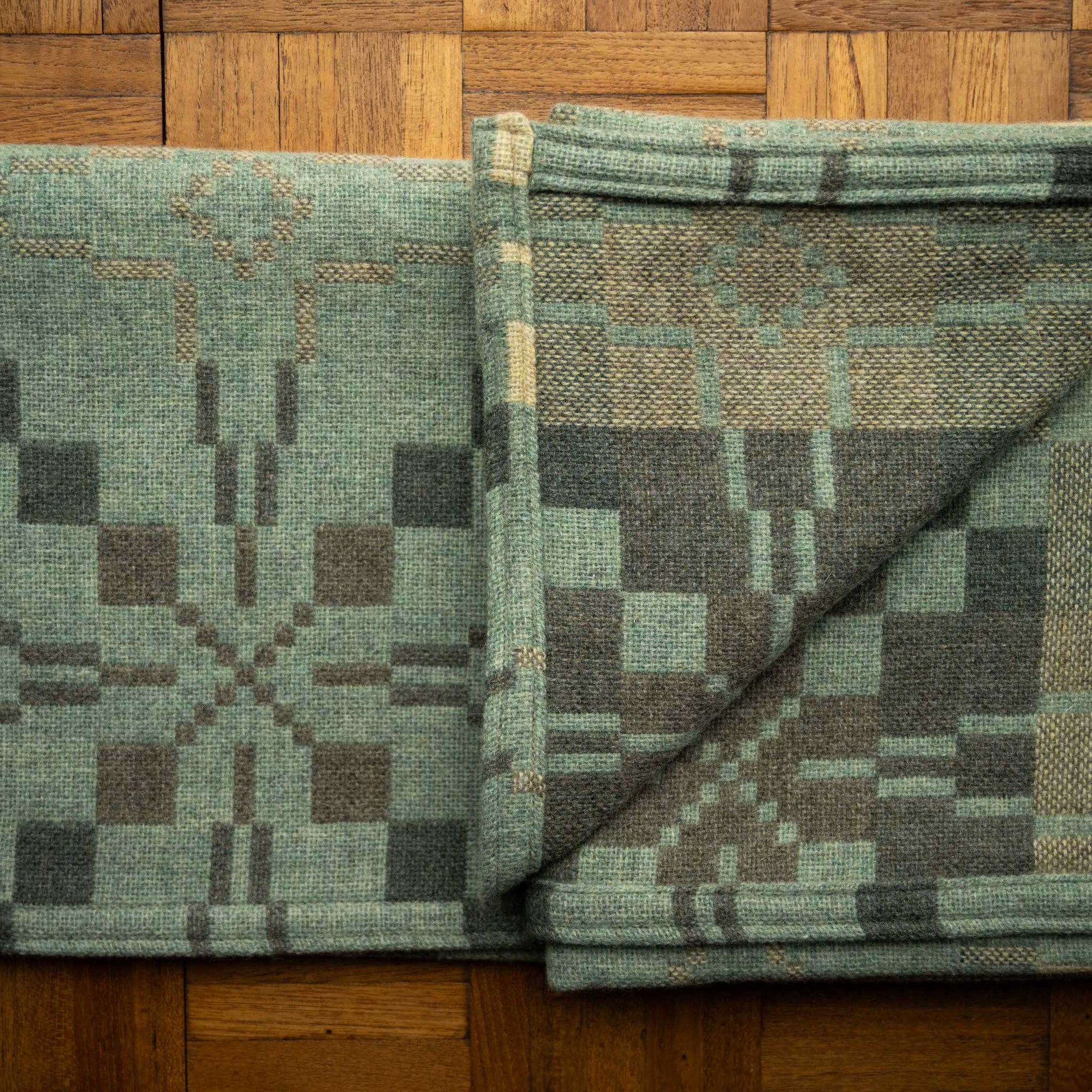 Melin Tregwynt Mint Vintage Star Welsh Blanket colour and yarn detail
