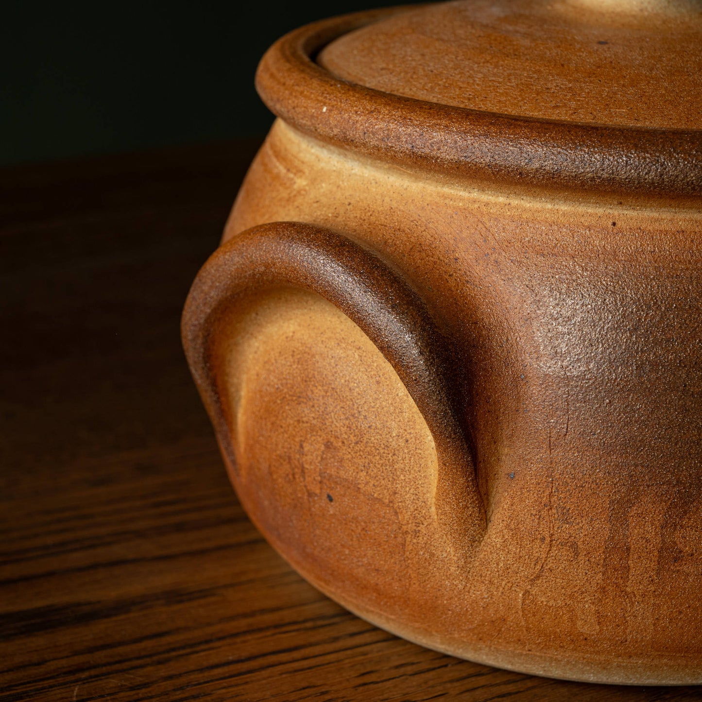 Muchelney Pottery Large Squat Casserole Pot handle.