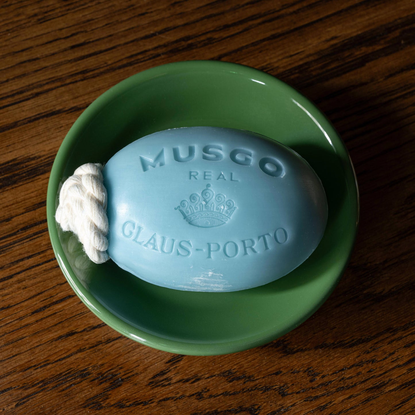 Musgo Real Alto Mar soapo on a rope in green enamel soap dish