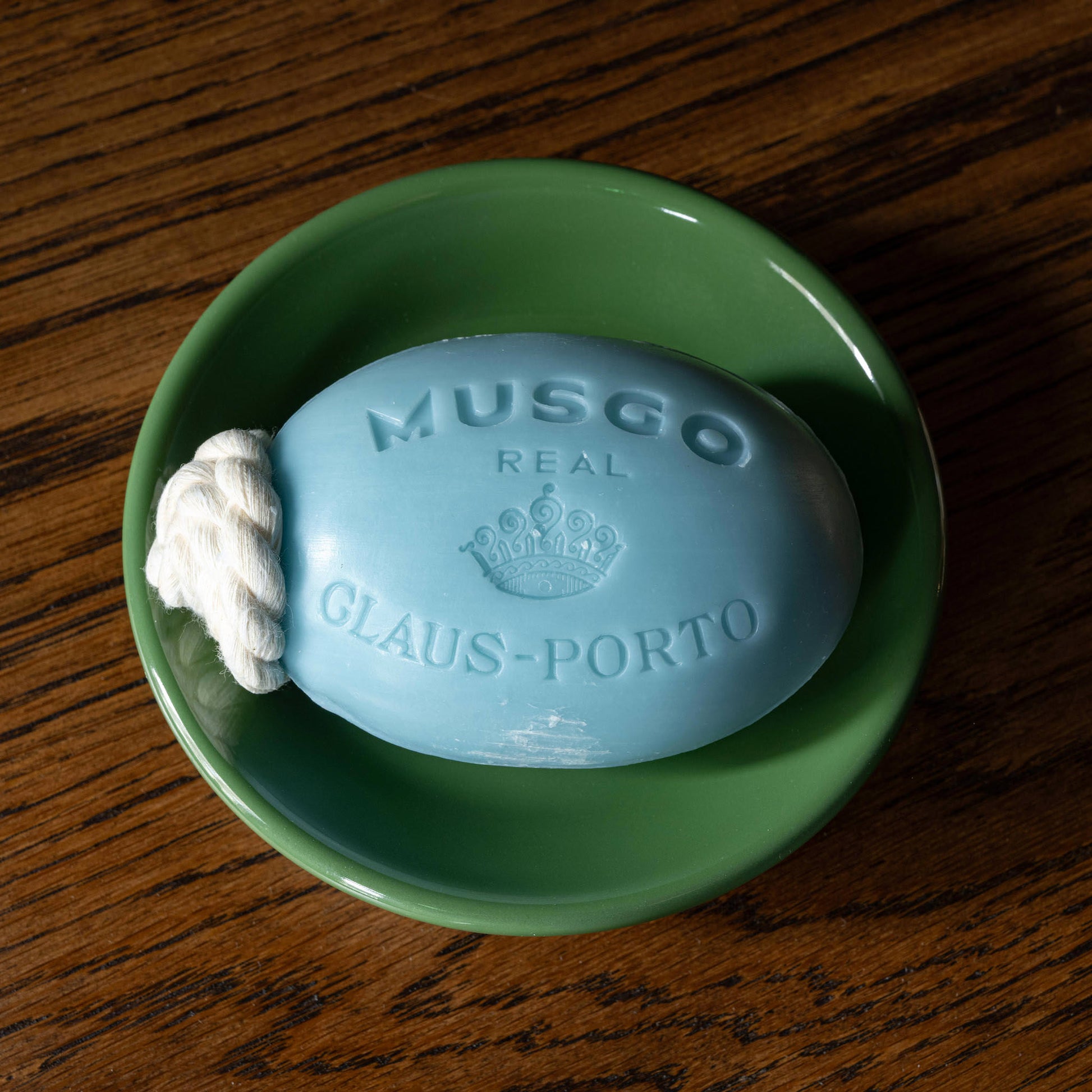 Musgo Real Alto Mar soapo on a rope in green enamel soap dish