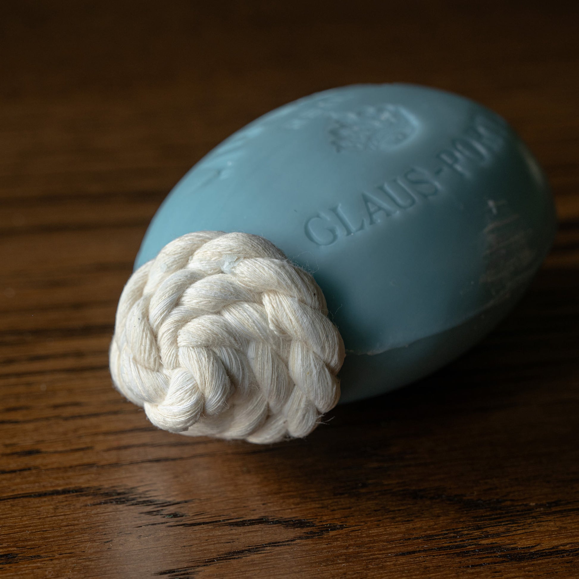Cotton cord of Musgo Real Alto Mar fragrance soap on a rope