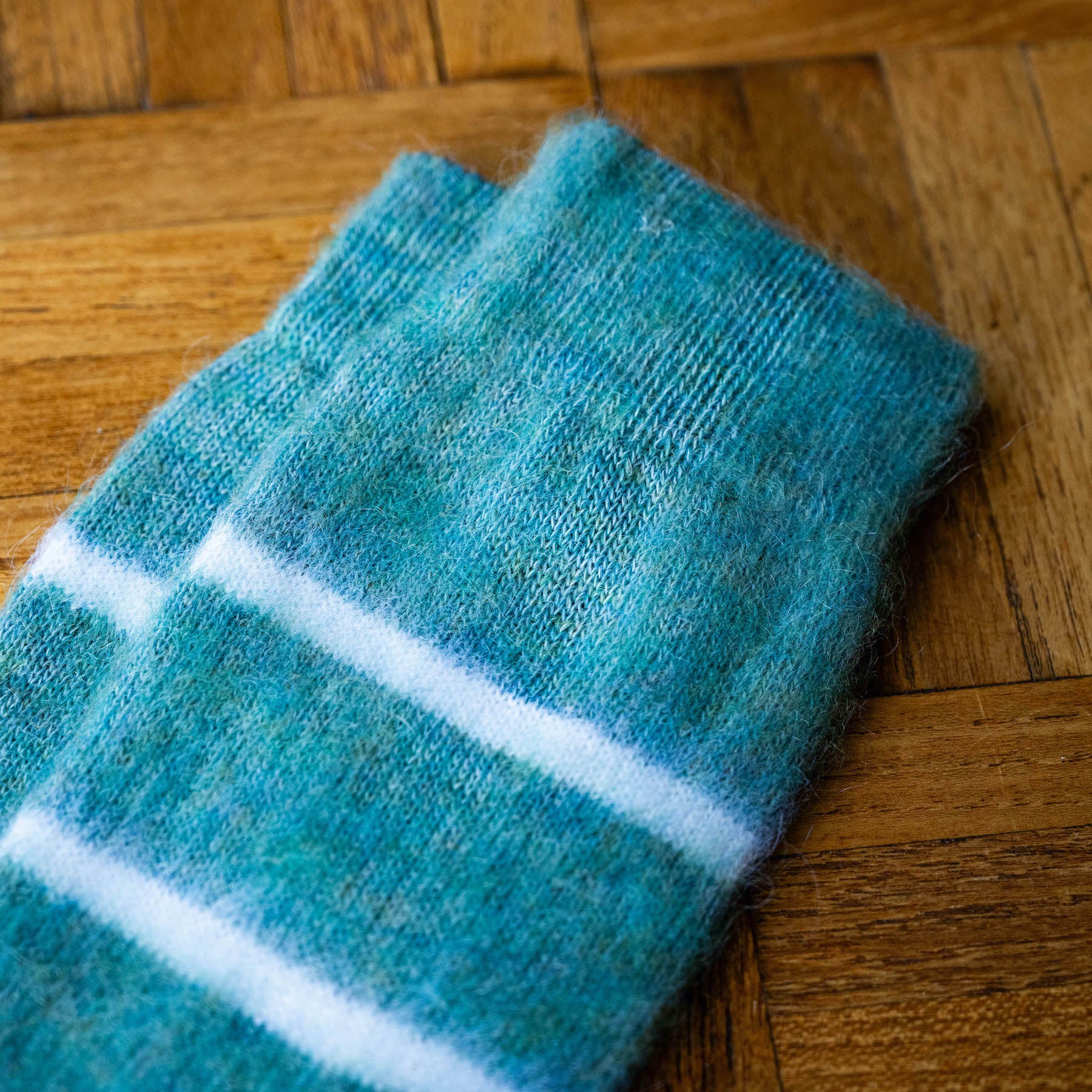 Cuff of Nishiguchi Kutsusita Turquoise Blue socks with white stripes 