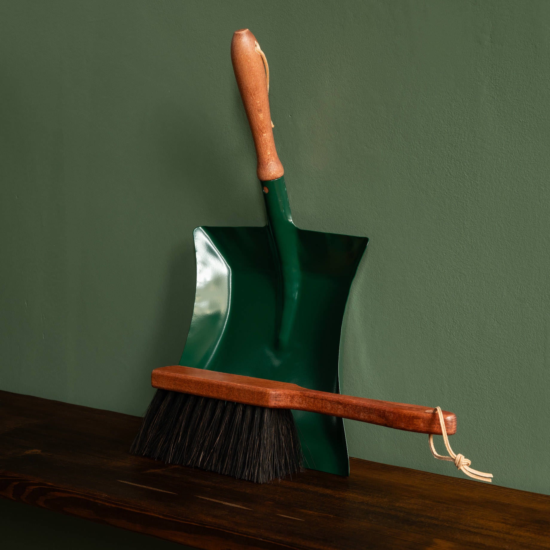 Redecker indoor/outdoor hand brush & moss green Redecker dustpan