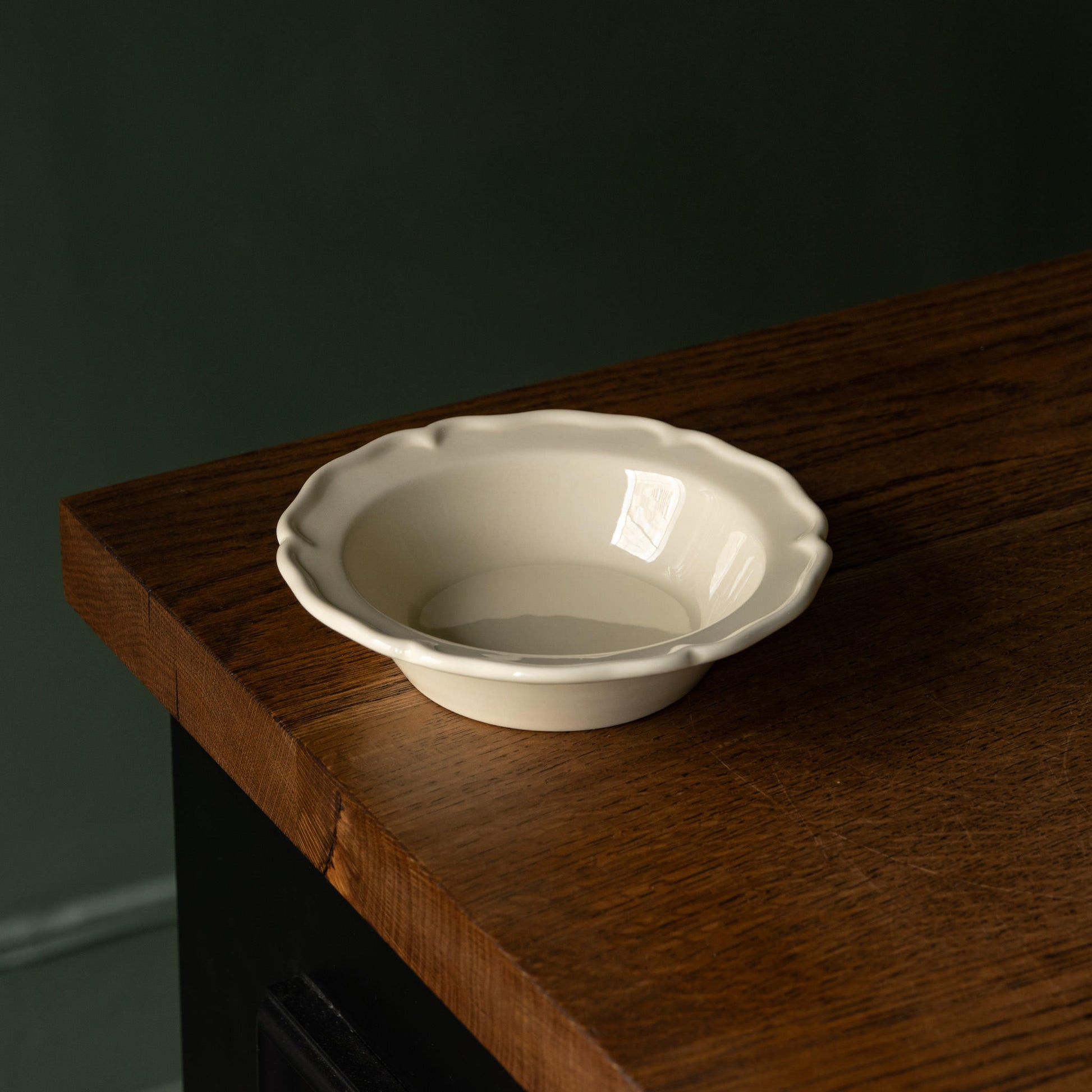 Glossy cream pottery small bowl wit scalloped rim design 