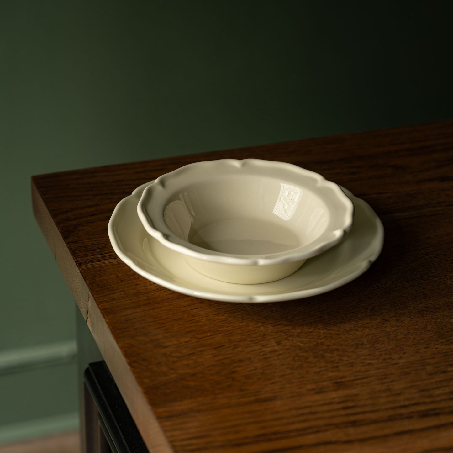 Glossy cream pottery side plate & dessert bowl with scalloped rim design 