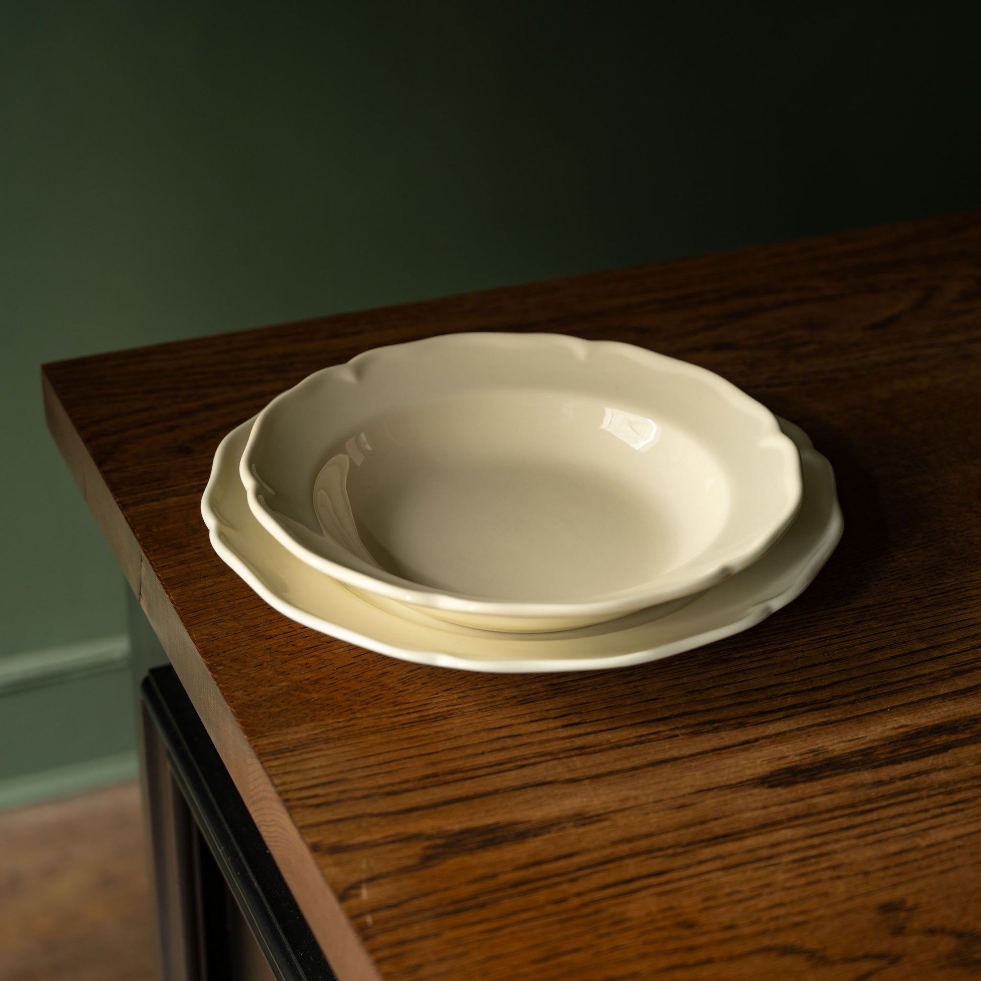 Glossy cream dinner plate & dinner bowl with scalloped rim design