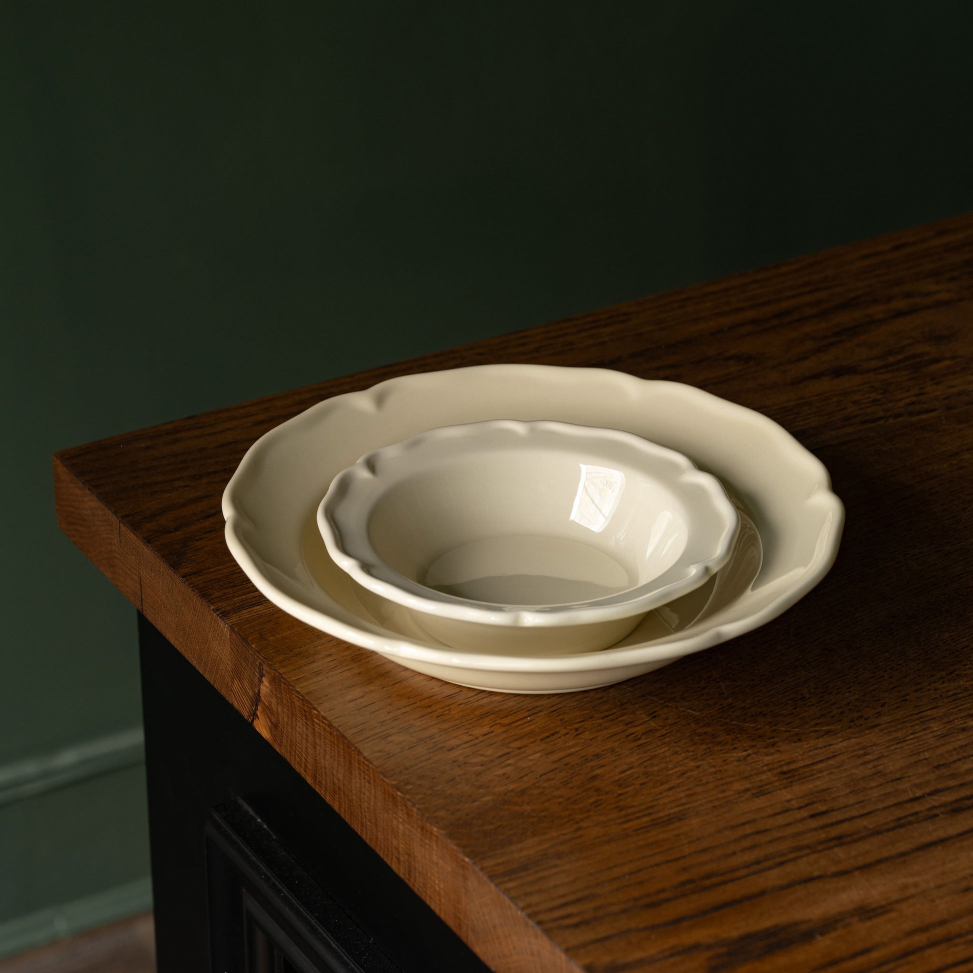 Glossy cream pottery dinner & dessert bowls with a scalloped rim design 