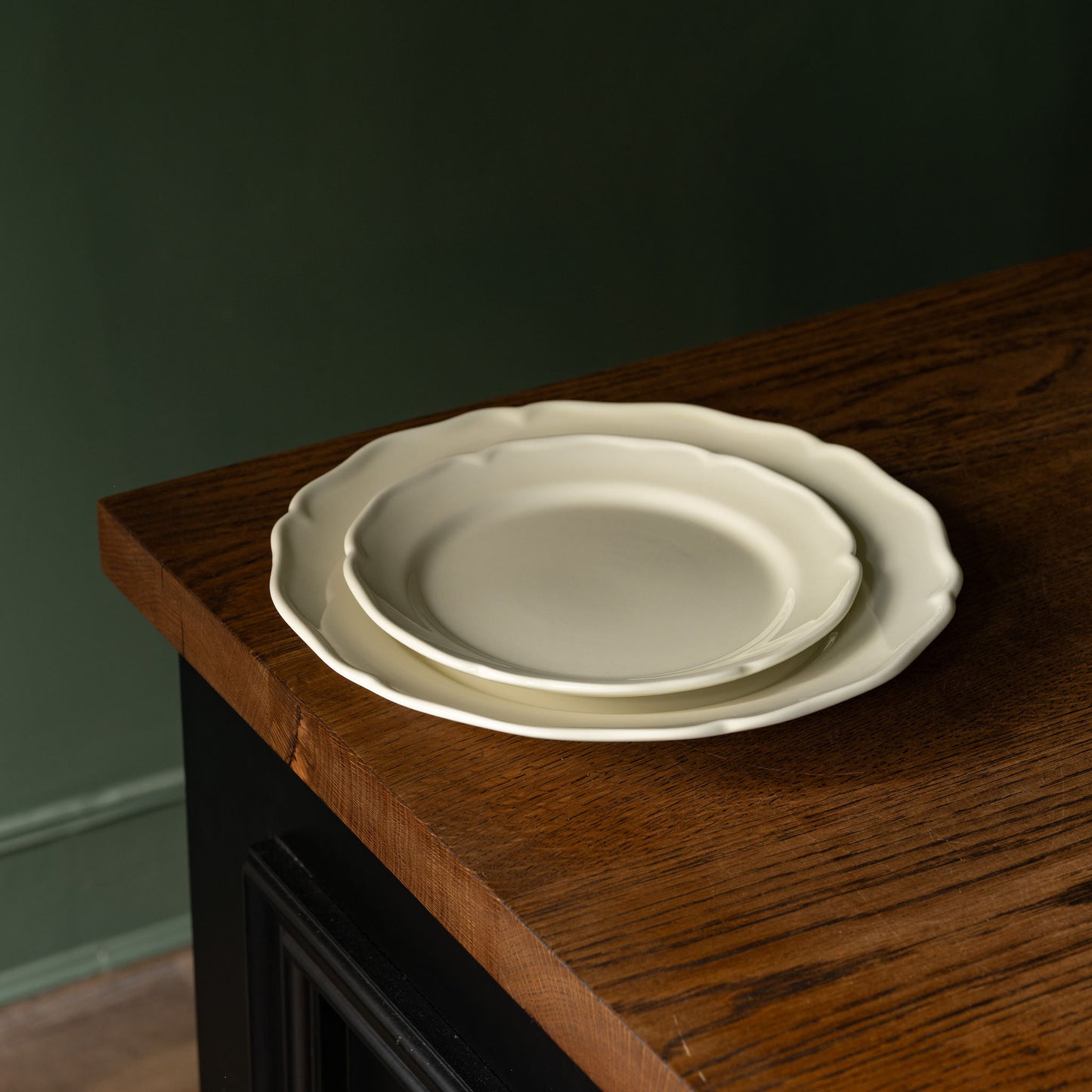 Glossy cream pottery side & dinner plates with scalloped rim design